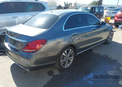 2018 Mercedes-Benz C 300 z USA, uszkodzony, nr VIN 55SWF4JBXJU280298